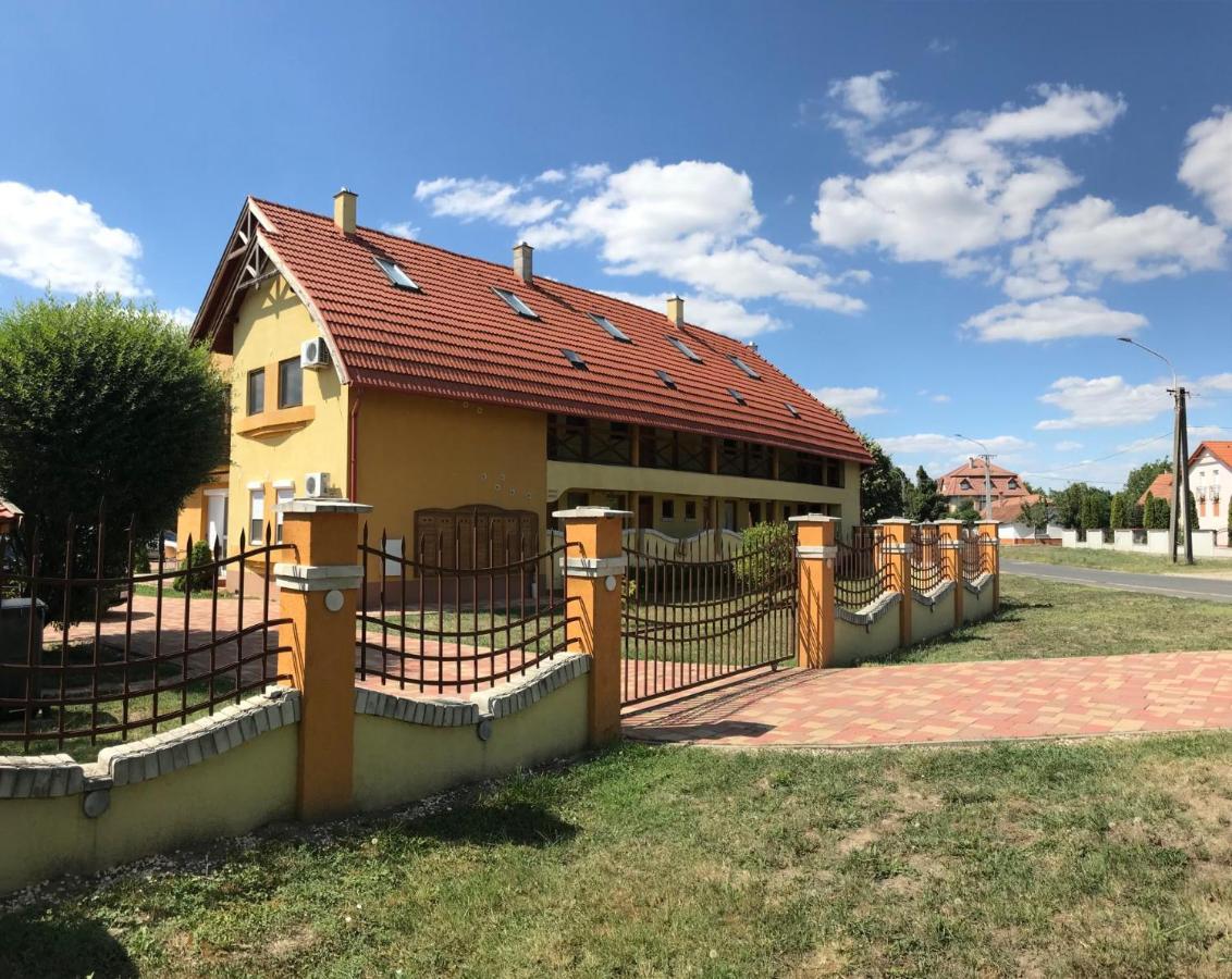 Pitypang Apartman Gyula Bagian luar foto